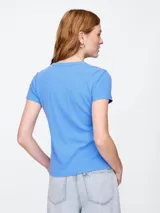 Remera negra de rib con cuello redondo y mangas cortas.