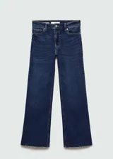 Jeans de tiro alto color azul oscuro, corte cropped y acampanado, con cinco bolsillos y cierre de cremallera y botón.