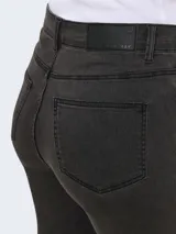 Pantalón de jean acampanado color gris oscuro, de tiro alto, con cinco bolsillos, cierre frontal con botón y pierna acampanada por debajo de la rodilla.