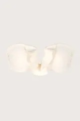 Top bandeau color blanco con volados en el centro.