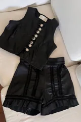 Short de cuero ovino negro con bordados y volados en el ruedo.
