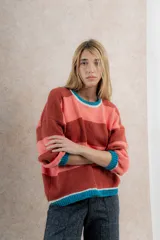 Buzo tejido de mohair a rayas horizontales en tonos naranja y marrón, con cuello redondo y mangas largas balloon con puño.