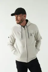 Campera de felpa con capucha, bolsillos canguro, y estampado, ideal para combinar con jeans.