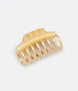 Pinza para el pelo dorada de metal texturizado. Accesorio para sujetar el cabello. Marca Accessories.