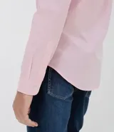Camisa de vestir rosada con estampado vichy, de corte slim fit, manga larga y cuello abotonado.