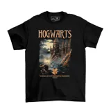 Remera negra de algodón con estampado del castillo de Hogwarts y el escudo de la escuela de magia y hechicería.