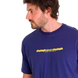 Remera azul con cuello redondo y mangas cortas. Estampado amarillo con el logo de Caterpillar en el pecho.
