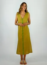 Vestido midi color ladrillo con escote en V y detalle de una franja vertical color lila en el centro.