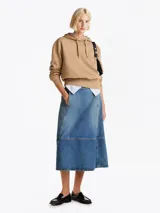 Buzo color beige de Tommy Hilfiger, de felpa de mezcla de algodón, con capucha con cordón, puños y bajo de punto canalé, hombros ligeramente caídos y logo bordado en el pecho.