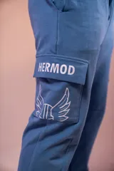 Pantalón cargo azul con bolsillos laterales y cordón ajustable en la cintura.