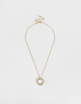 Set de tres collares cortos con dije de anillo grabado con las palabras "best", "friends" y "forever". Los dijes son de color plateado, dorado y rosado respectivamente.