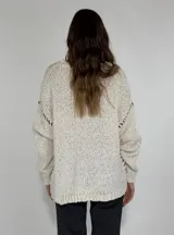 Sweater crudo de punto grueso con cuello redondo y mangas largas.