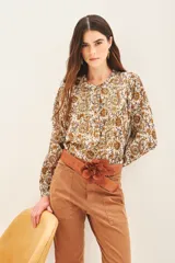 Camisa de voile de algodón estampado, con canesú en el frente y espalda con frunce y detalles de bordado en hilo de lurex.