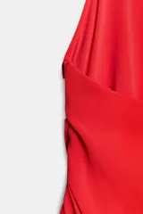 Vestido corto rojo vibrante con cuello halter drapeado y bajo asimétrico con volantes en capas.