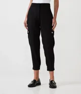 Pantalón zanahoria negro de viscosa, con cintura alta, bolsillos cargo con botón dorado y ruedo con dobladillo. 