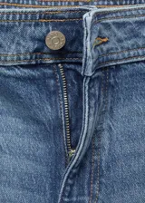 Pantalón de jean azul de corte culotte, tiro alto, con cierre de cremallera y botón, bolsillos traseros, bajo deshilachado y tejido elástico.