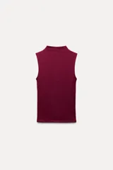 Musculosa marrón con cuello alto.