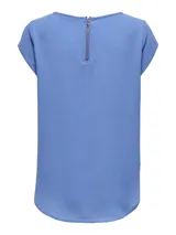 Remera celeste de manga corta con cuello redondo.