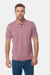 Remera polo piqué lisa color salmón, con cuello en rib y botones personalizados.
