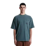 Remera verde de corte recto y mangas cortas, con bolsillo en el pecho izquierdo y logo estampado en el bolsillo.