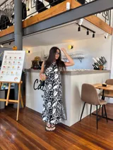 Vestido largo de viscosa, sin mangas, con estampado abstracto en blanco y negro.