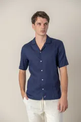 Camisa blanca de lino, corte hawaiano, manga corta y cuello solapa.