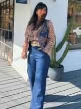 Pantalón de jean de tiro alto, corte acampanado y color azul.