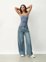 Pantalón de jean azul de corte ancho.