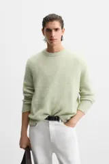Sweater verde claro de lana y alpaca, con cuello redondo y mangas largas.