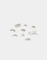 Set de nueve pares de aros dorados con diferentes diseños: círculos lisos, perlas, flores caladas, strass, mariposas, plumas y aros tipo argolla con strass.