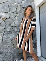 Vestido tejido de algodón con rayas verticales en tonos beige, blanco y negro, con escote en V y mangas cortas.