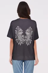 Remera negra de corte recto y mangas cortas con estampado multicolor.