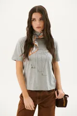 Remera blanca con estampado de moldes de costura en color marrón.