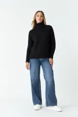 Sweater negro de punto con cuello alto y mangas largas.