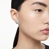 Par de caravanas de botón con la forma de la cabeza de Mickey Mouse, adornadas con cristales transparentes y baño de rodio.