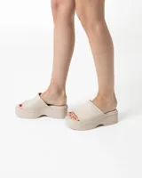 Zuecos marrones de goma con plataforma y taco.