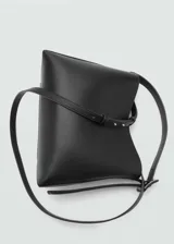 Bolso negro tipo shopper con asa corta ajustable y asa larga desmontable, cierre de imán interior y bolsillo interior con cremallera.