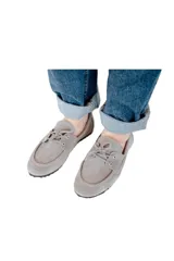 Mocasín de cuero gamuzado color gris con lazo frontal y detalle de pasacintas laterales. Suela flexible antideslizante.