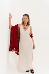 Ruana tejida de hilo color rojo con lurex y terminación de flecos.