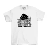 Remera blanca de algodón con estampa en negro de una figura encapuchada leyendo un periódico con el titular "Everything Sucks Today" y una taza de café.
