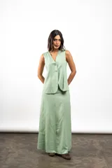 Chaleco verde agua de lino con escote en V y cierre frontal con dos botones.