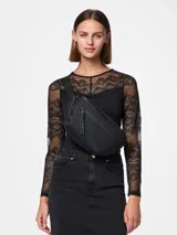 Riñonera negra efecto cuero con correa ajustable y cierre zip.