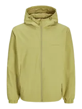 Campera softshell color verde oliva, con capucha ajustable con cordón, mangas largas con puños de canalé, cierre frontal con cremallera y bolsillos delanteros. Tejido woven ribstop suave y duradero. Forro sin relleno, con costuras cubiertas.