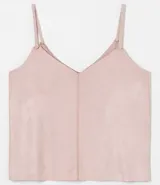 Musculosa de tejido símil gamuza, color rosa pálido, con breteles finos trenzados y escote en V. Marca Blue Steel.