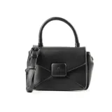 Cartera negra de símil cuero con diseño acolchado y costuras a tono. Tiene acceso con solapa, correa regulable y asa fija, herrajes plateados, un compartimento principal, un bolsillo interno con cierre y un bolsillo externo abierto. El interior está forrado en tela de algodón y poliéster.