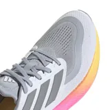 Championes Adidas Pureboost 5, color gris con detalles en blanco y suela con degradado de colores.