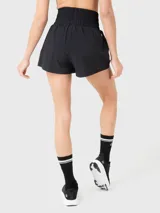 Short deportivo negro 2 en 1 con calza incorporada con bolsillo y pretina ancha.