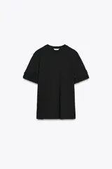 Camiseta negra de algodón con cuello redondo, manga corta y detalle de flores con volumen en las mangas.