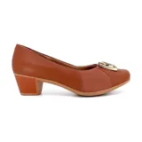 Zapato de vestir Usaflex color marrón con detalle de hebilla dorada, de cuero y elástico, con taco bajo.