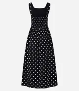 Vestido midi evasê negro con lunares blancos, breteles anchos, escote cuadrado y lastex en la espalda.